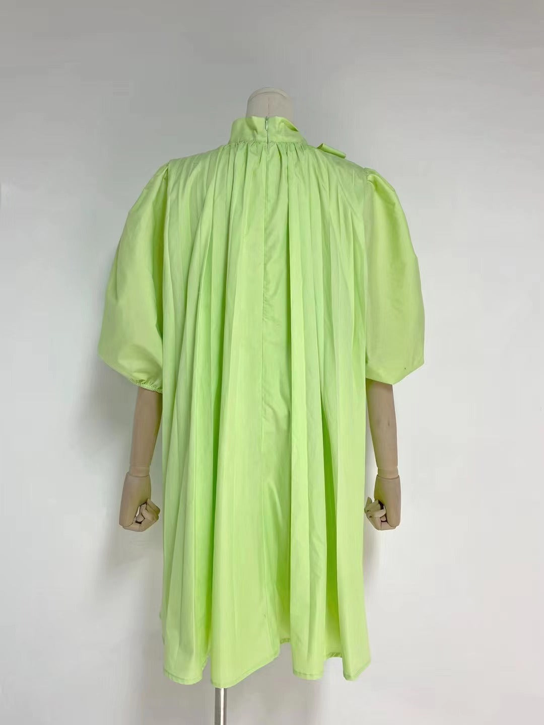 Robe trapèze élégante à manches bouffantes et col noué pour femme