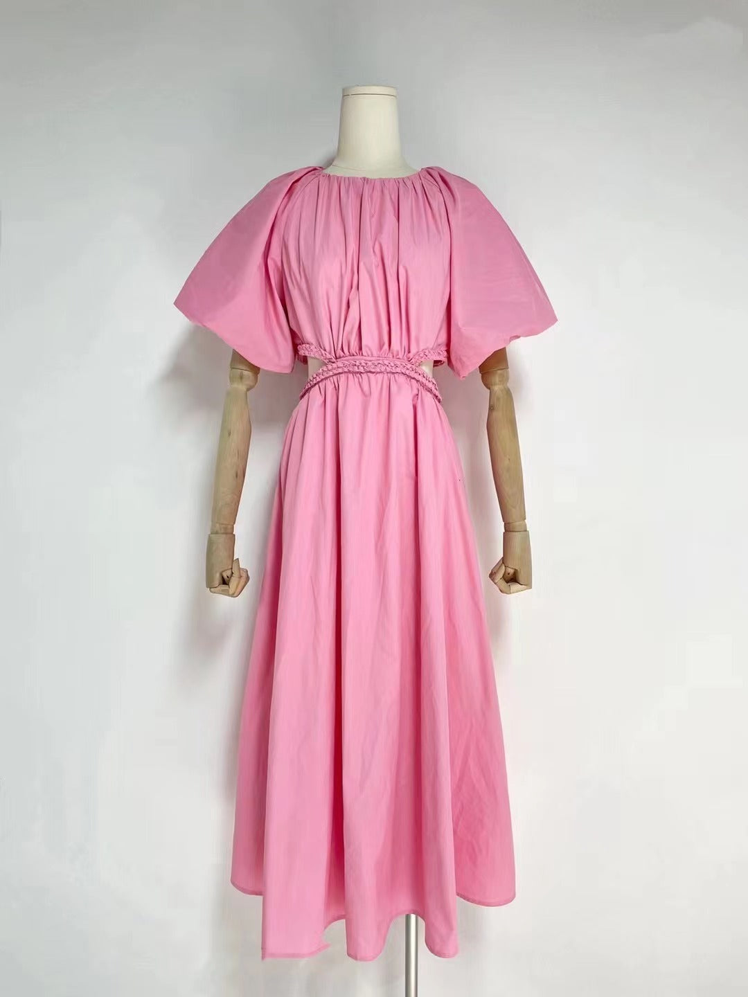 Robe longue d'été élégante à col ras du cou et à découpes solides pour femmes