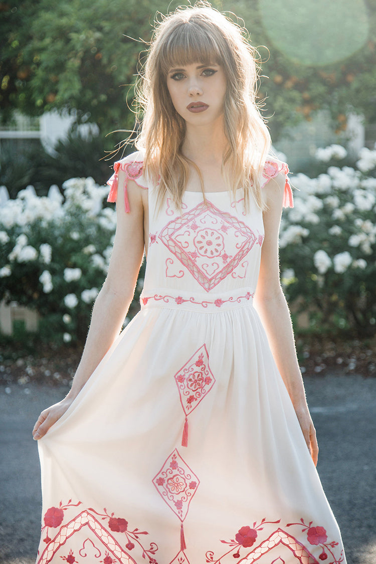 Robe d'été à ceinture pour femme, nouvelle collection de broderies de fleurs, décoration à pompons creux, forme rétro