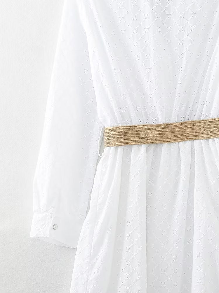 Vêtements d'été pour femmes élégantes légèrement matures avec une robe chemise à ceinture