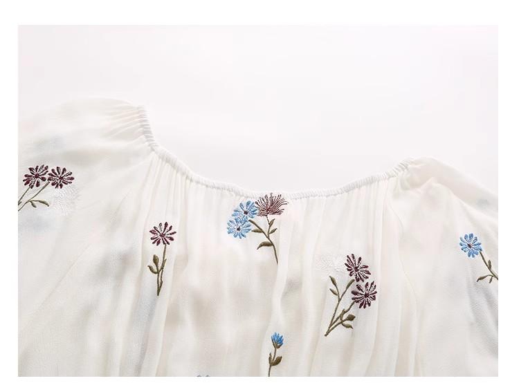 Robe vintage à fleurs brodées et fendue