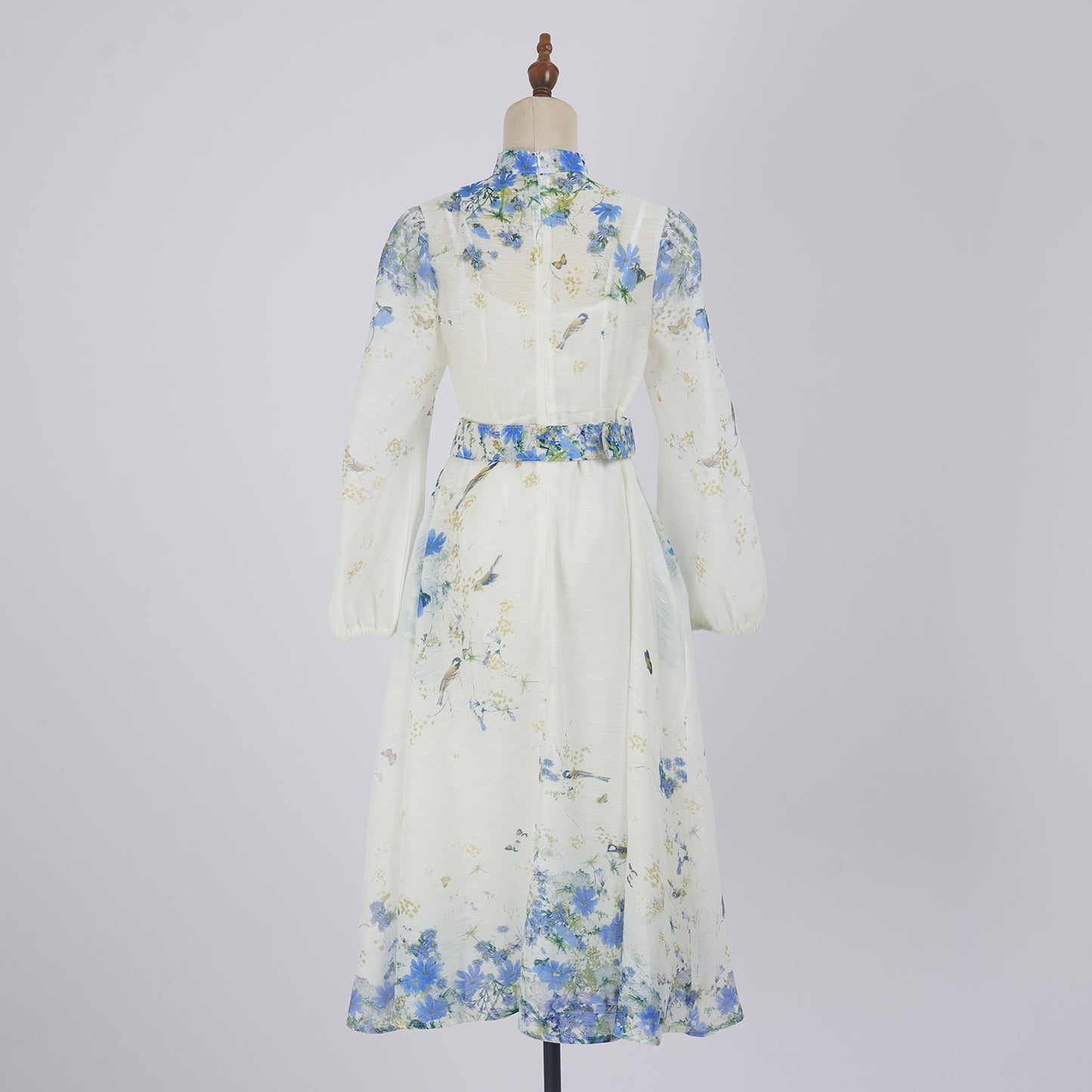 Robe imprimée à taille lanterne et col montant à simple boutonnage et manches longues