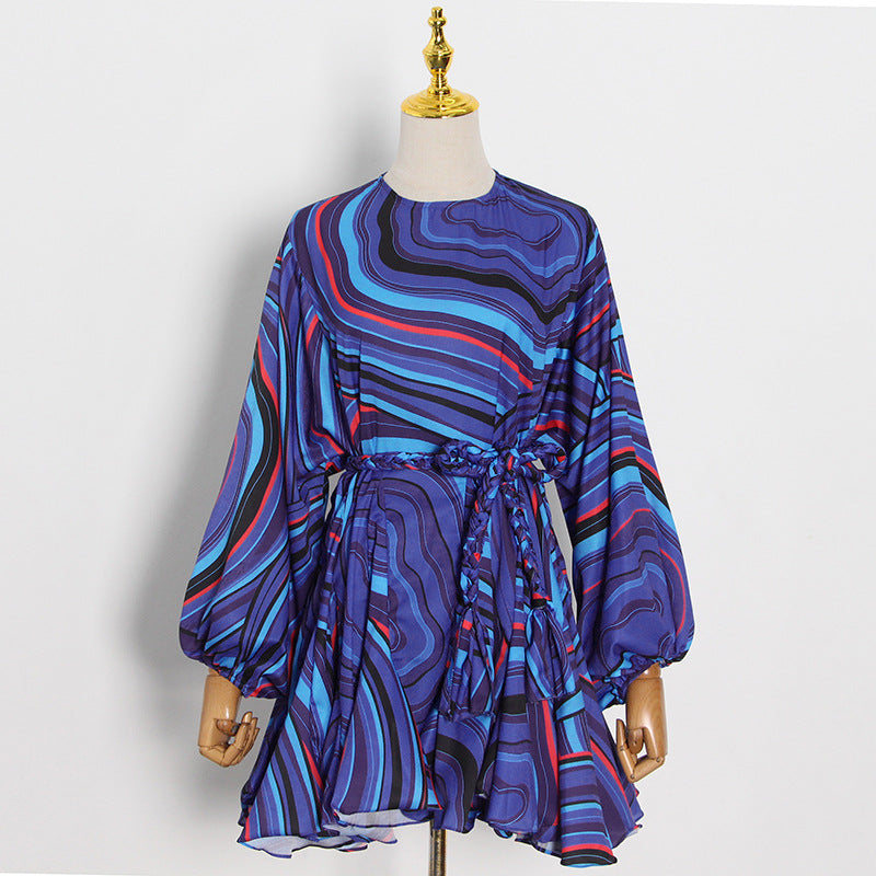 Robe à lacets amincissante à taille contrôlée avec ourlet plissé de couleur contrastée pour vacances en bord de mer pour femmes