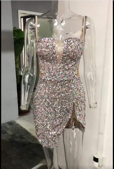 Robe de soirée mini argentée à décolleté en V profond et sequins