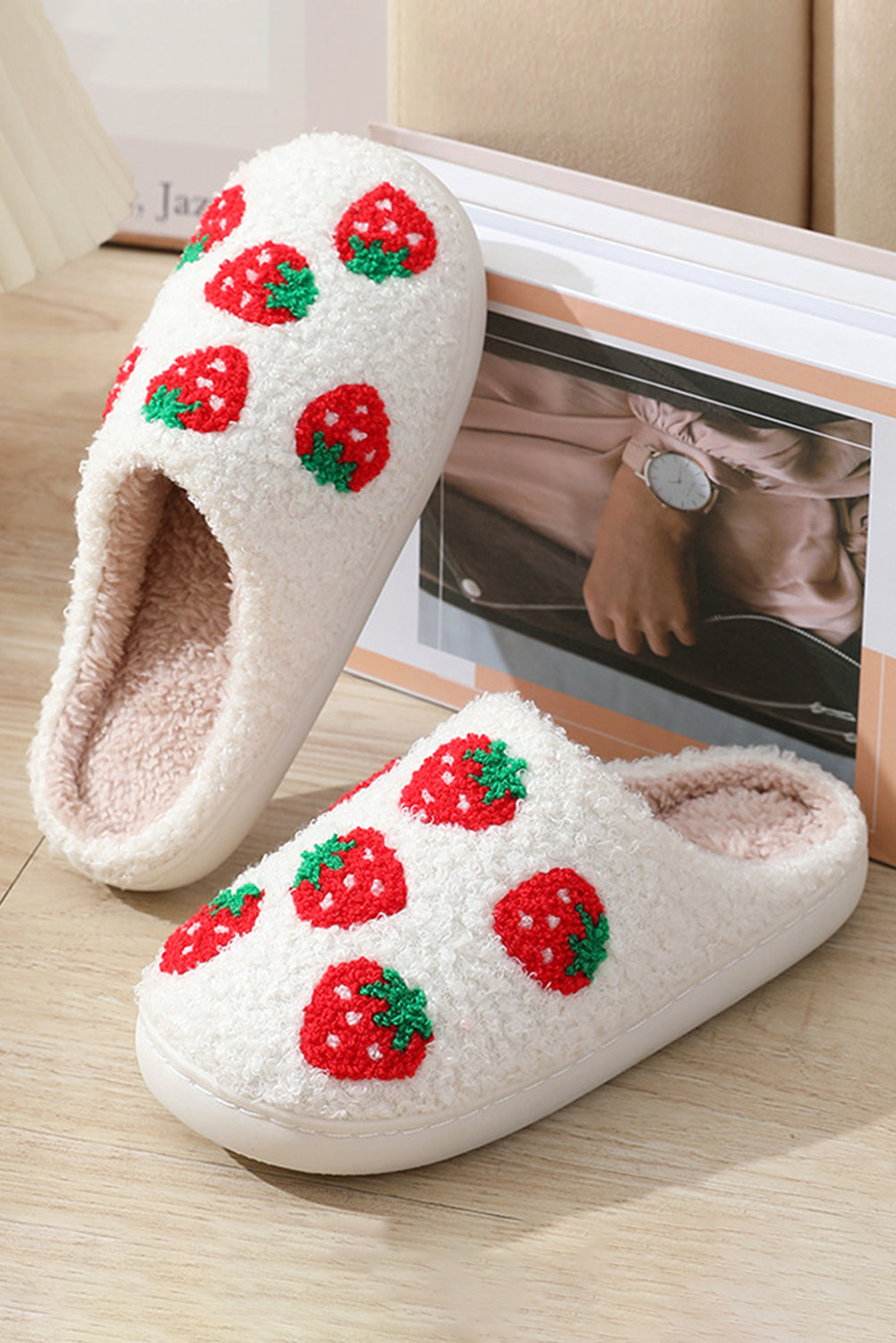 Chaussons de maison à motif de fraise floue, blanc brillant, mignons