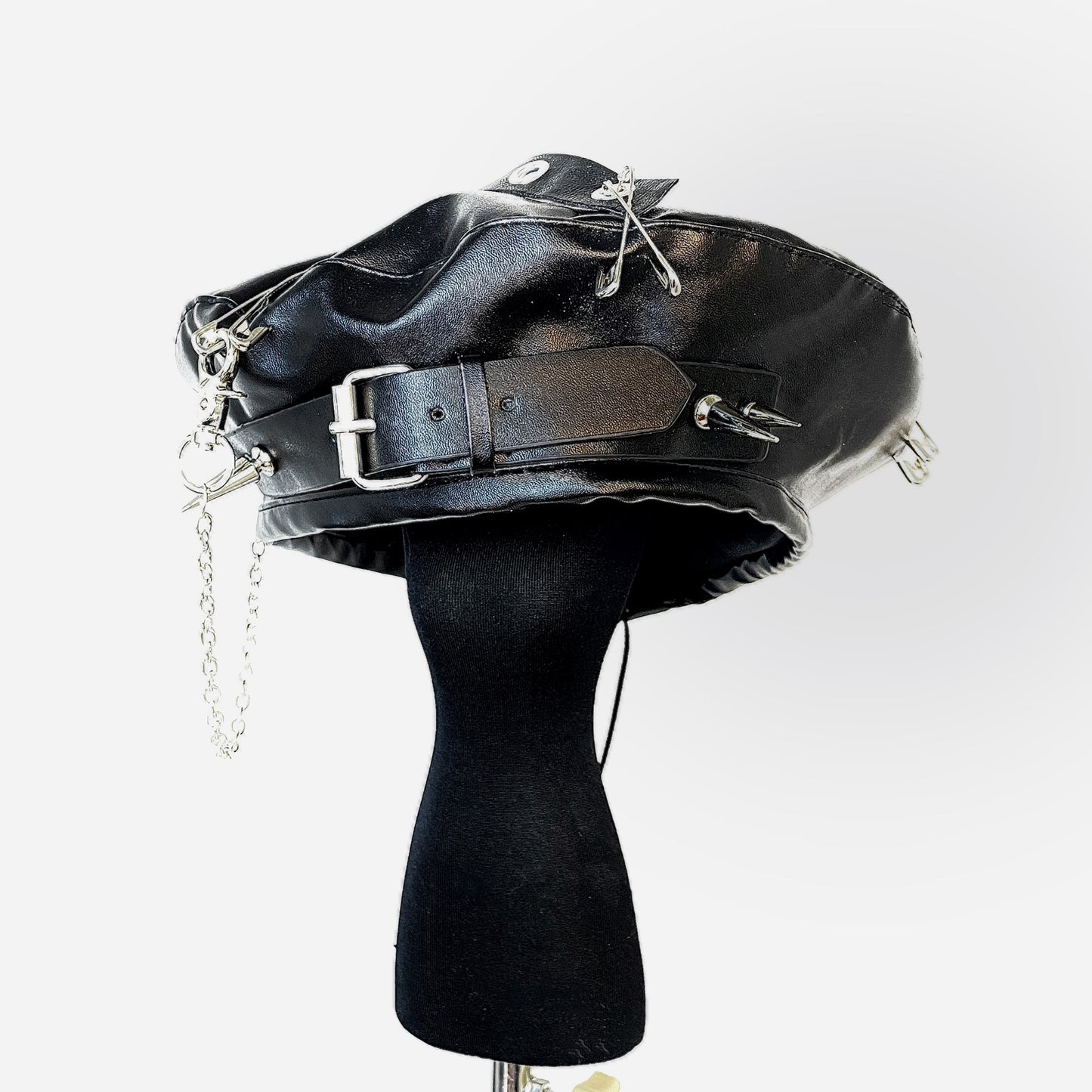 Béret clouté en cuir PU avec chaîne punk