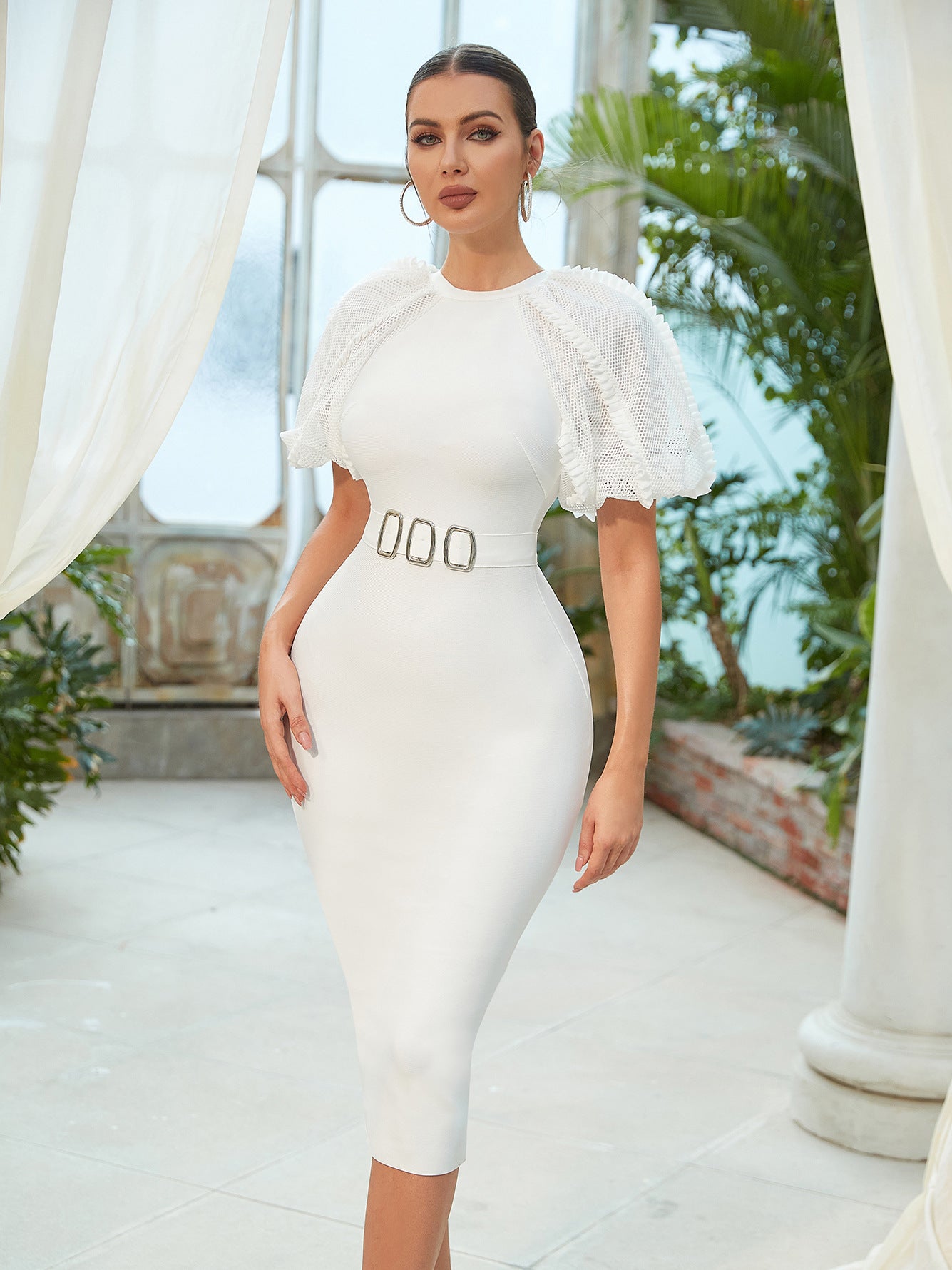 Robe une pièce blanche à bandage et châle pour soirée