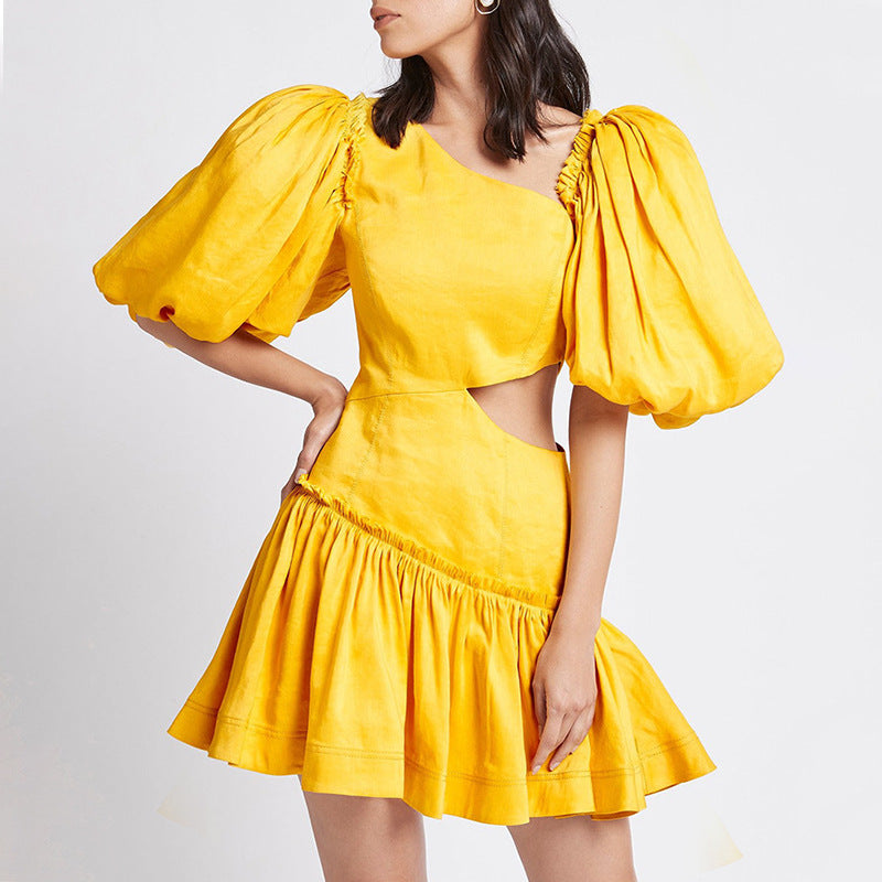 Robe de vacances ajustée à taille haute avec épaules plissées et manches bouffantes