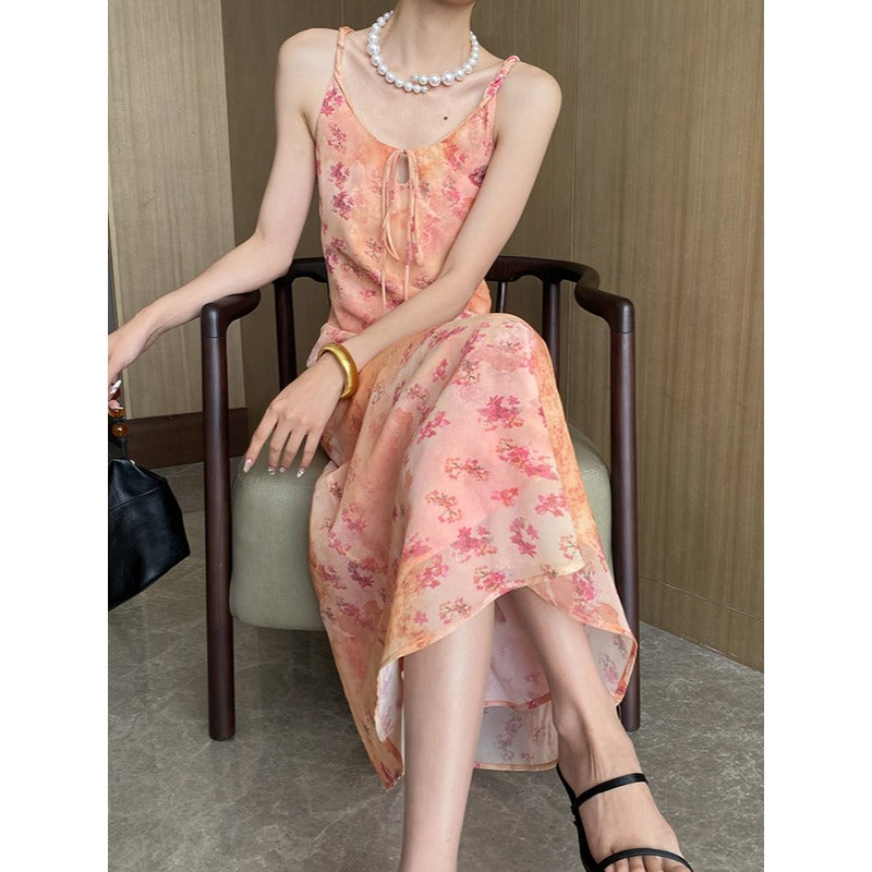 Vestido con tirantes sin espalda y estampado floral naranja y rosa con atmósfera de verano