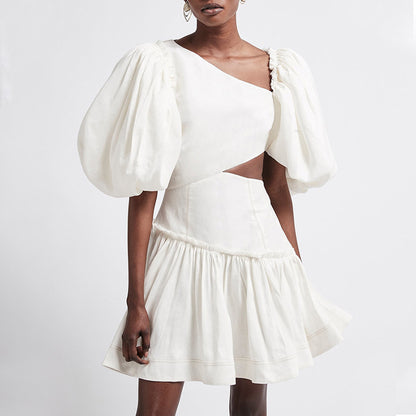 Robe de vacances ajustée à taille haute avec épaules plissées et manches bouffantes