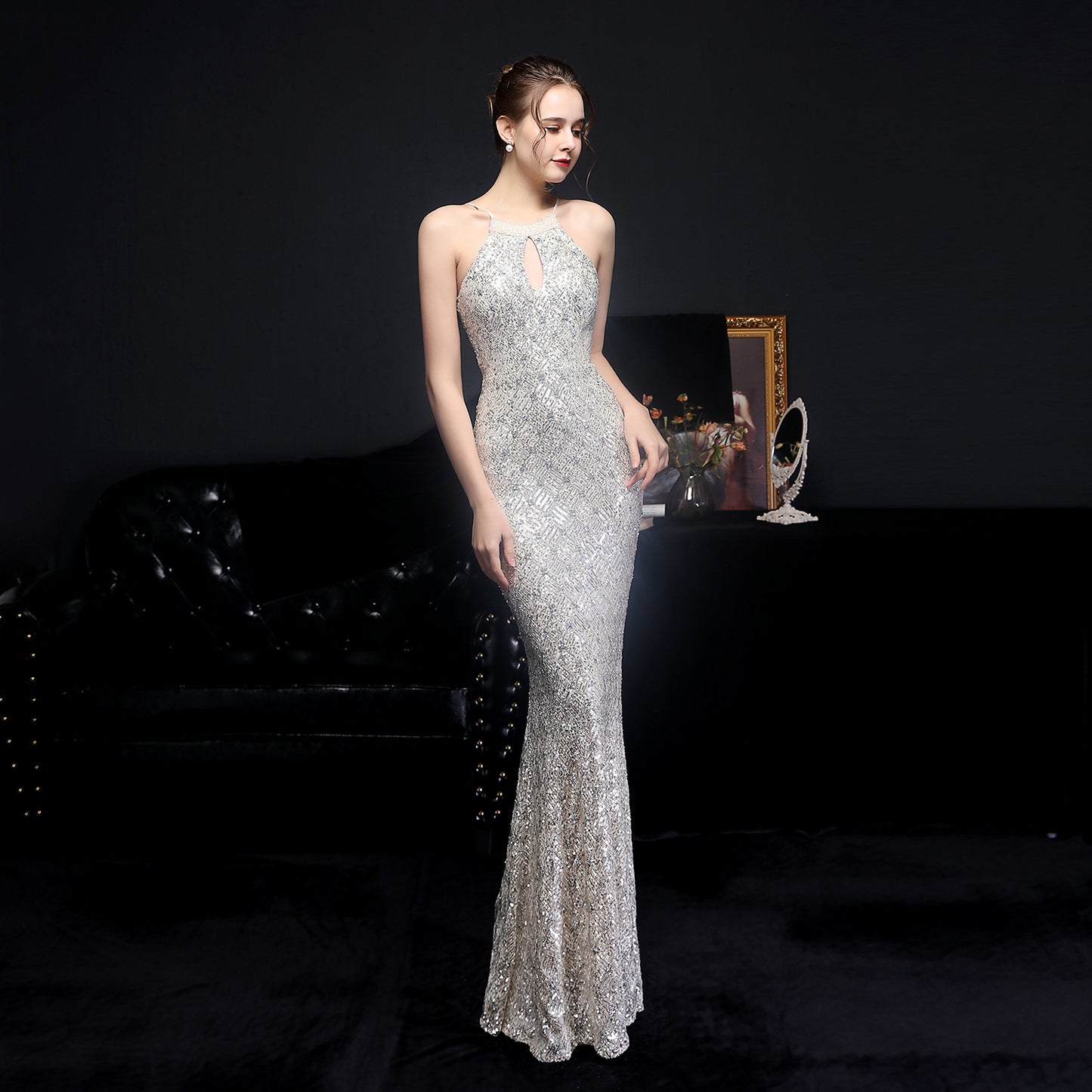 Vestido de noche elegante de cóctel con escote halter largo y lentejuelas de diamantes Aura Queen