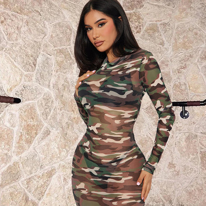 Vestido sexy de malla con estampado de camuflaje, con aberturas y transparencias