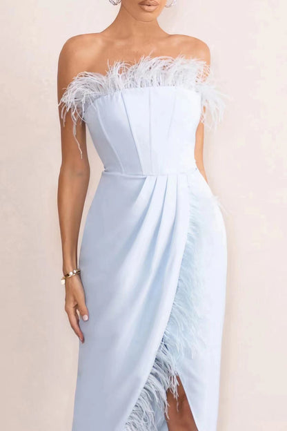 Vestido ajustado y adelgazante de estilo socialité con abertura en la parte superior del tubo y plumas de verano