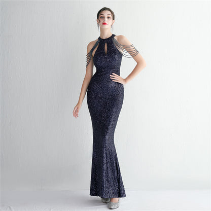 Robe de soirée cocktail élégante à paillettes et perles artisanales, col licou long, coupe ajustée, queue de poisson