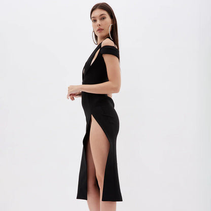 Vestido negro con escote halter y abertura en el cuello, ropa de mujer Dopamine Wear, diseño de ropa