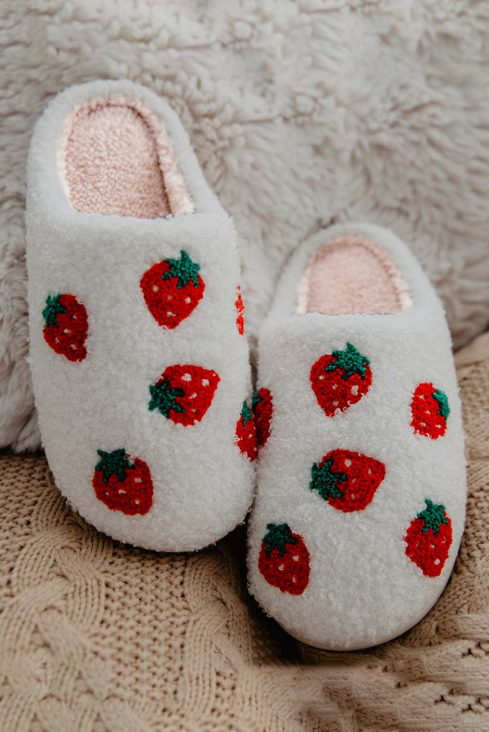 Pantuflas de casa con patrón de fresa borroso lindo blanco brillante