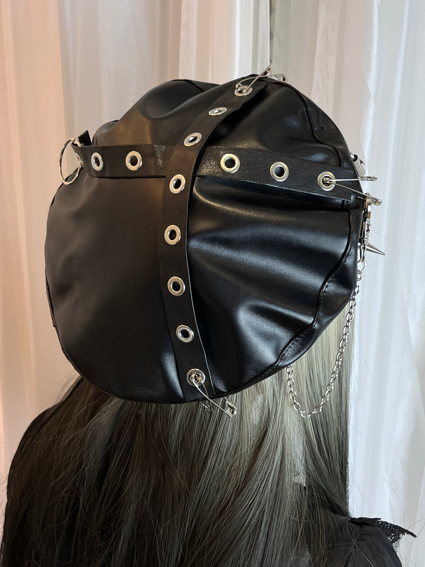 Béret clouté en cuir PU avec chaîne punk