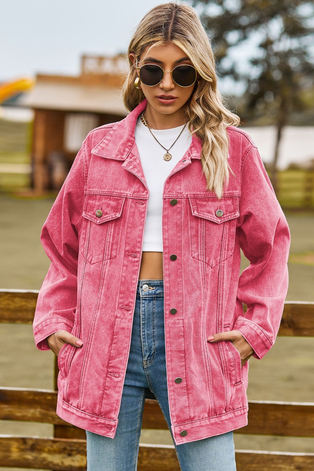 Chaqueta vaquera con cuello abotonado y bolsillos