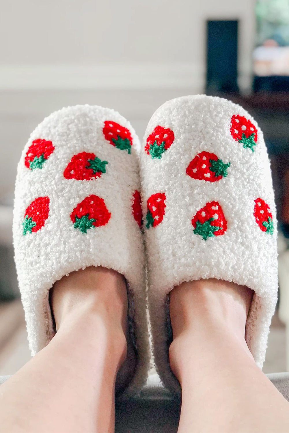 Pantuflas de casa con patrón de fresa borroso lindo blanco brillante