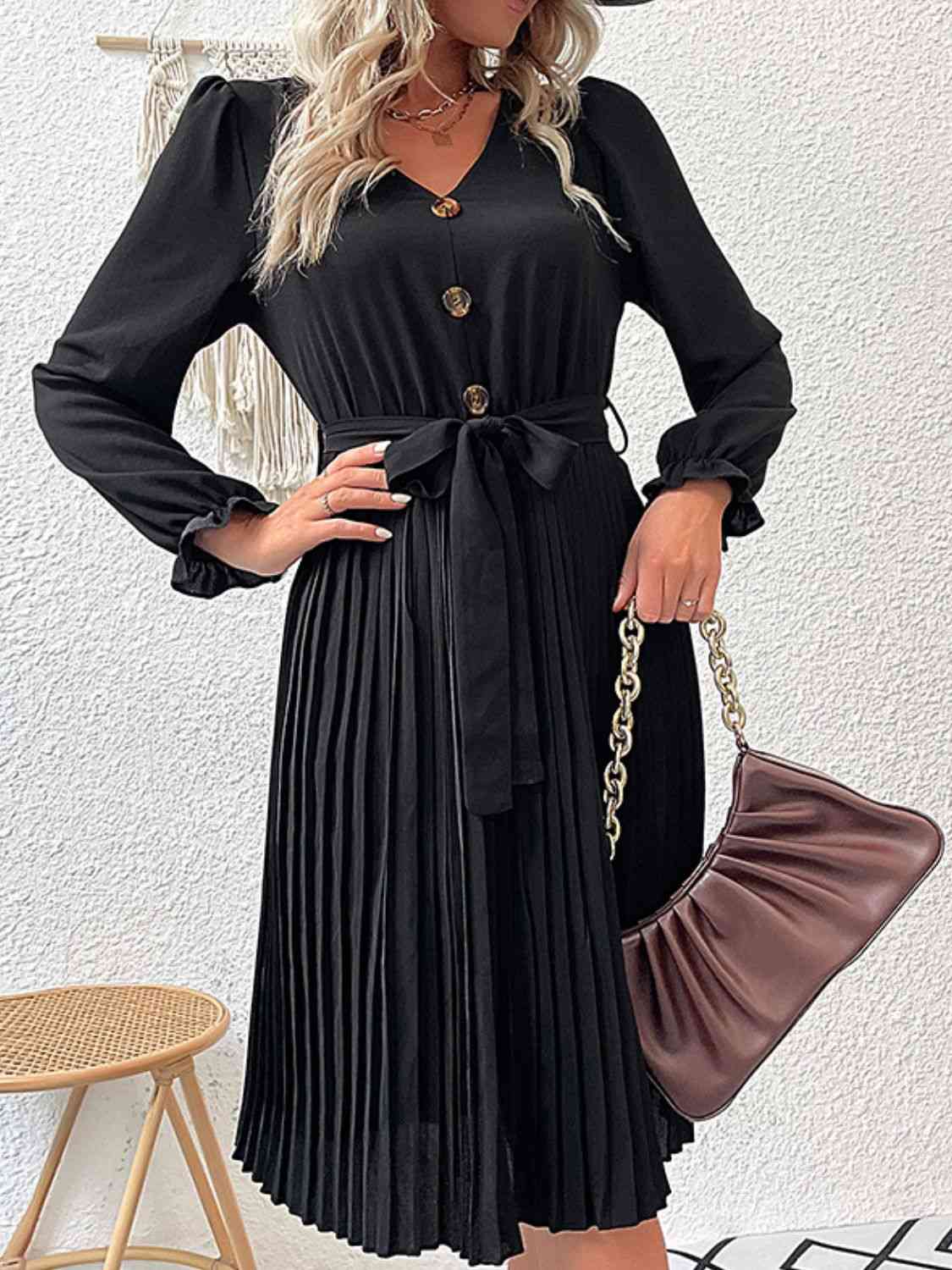 Robe plissée à manches bouffantes et ceinture à boutons décoratifs