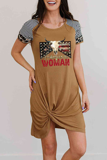 AMERICAN WOMAN Robe torsadée graphique à col rond