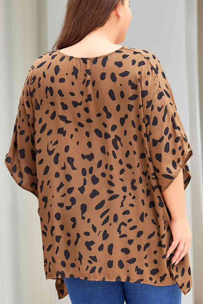 Blusa con dobladillo de pañuelo y estampado animal de talla grande