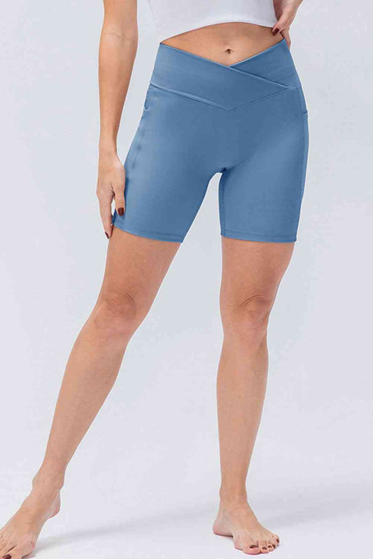 Short de sport coupe slim avec ceinture en V