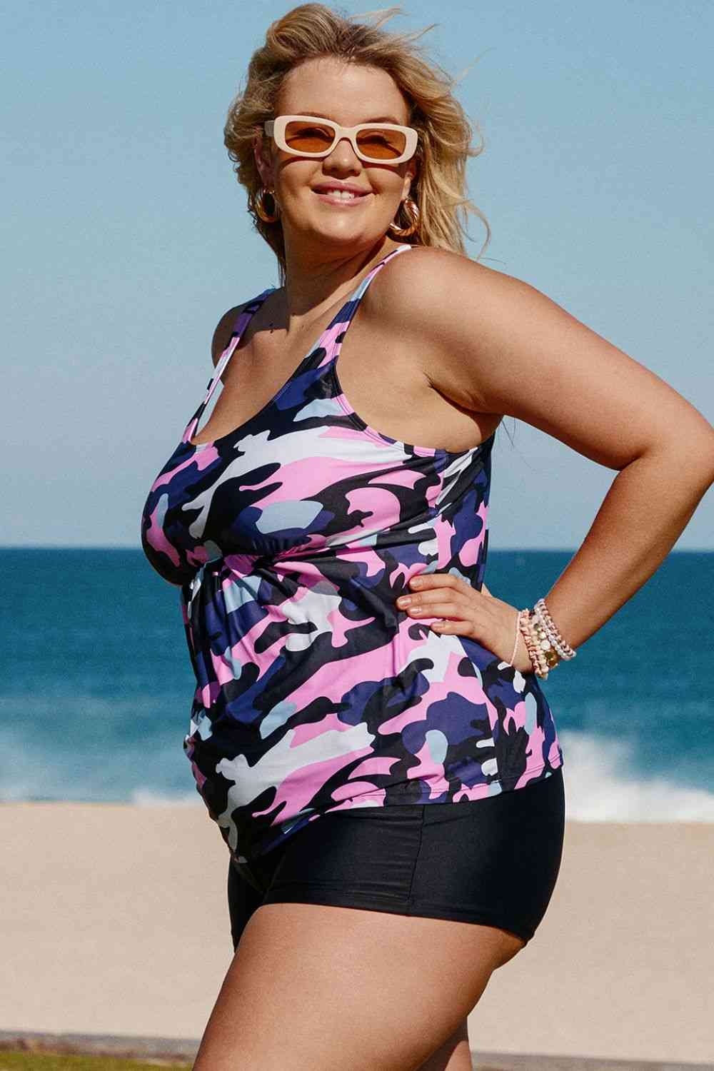 Conjunto de tankini de dos piezas con peplum de camuflaje de talla grande