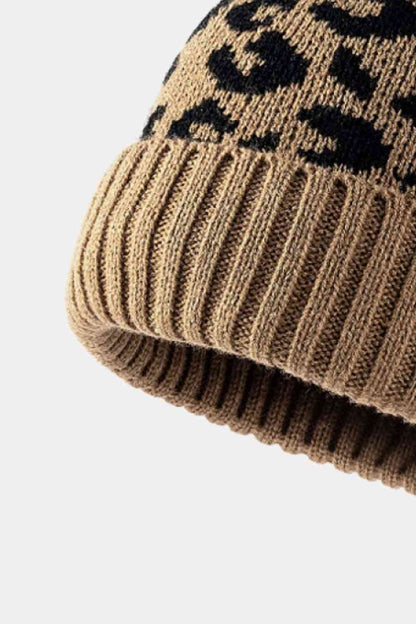 Gorro con puños y pompones de leopardo