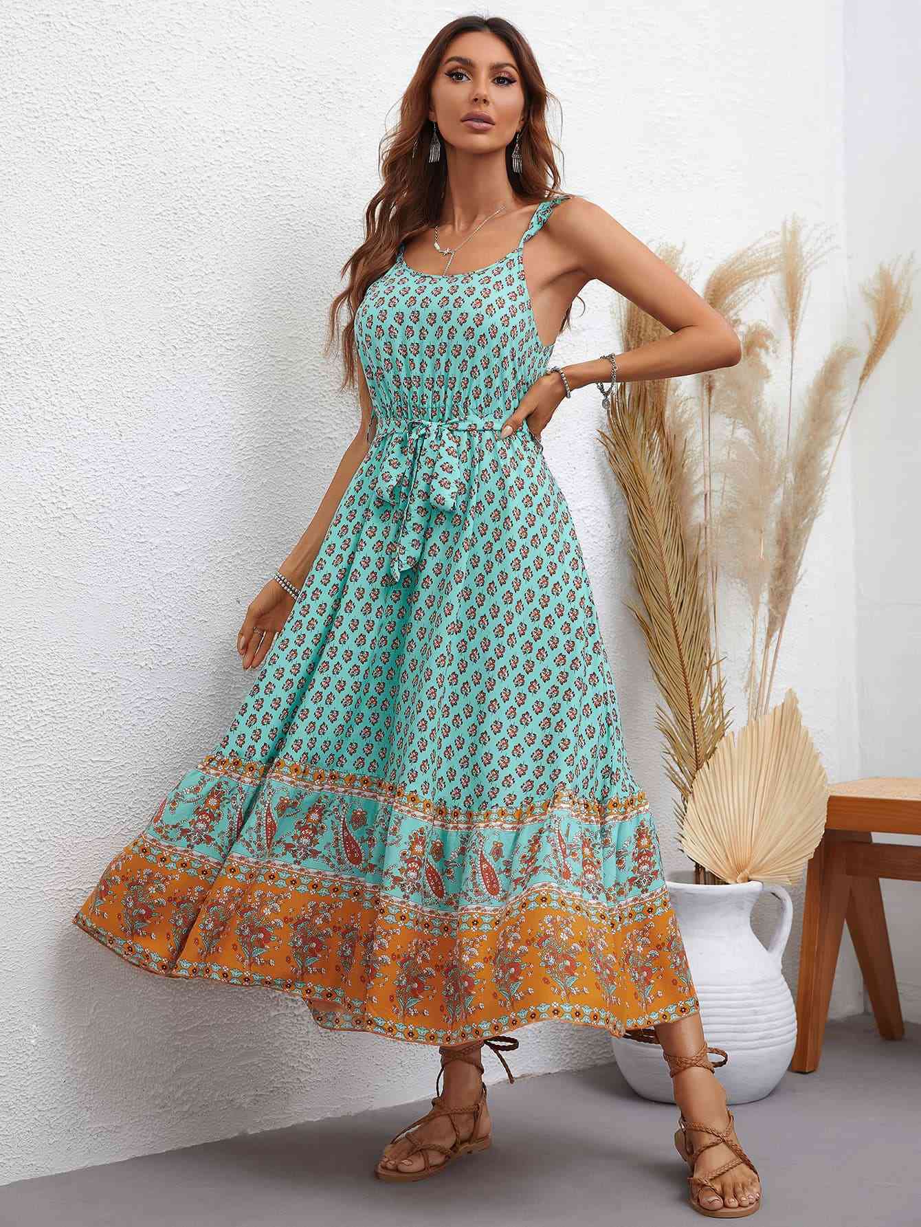 Vestido bohemio con cuello redondo y cintura anudada