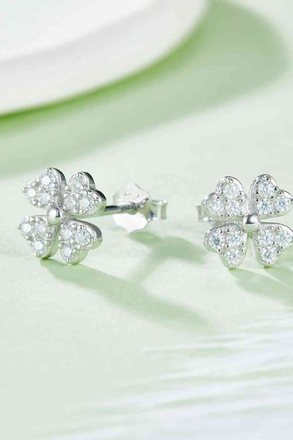 Boucles d'oreilles à tige en forme de trèfle à quatre feuilles en moissanite adorées