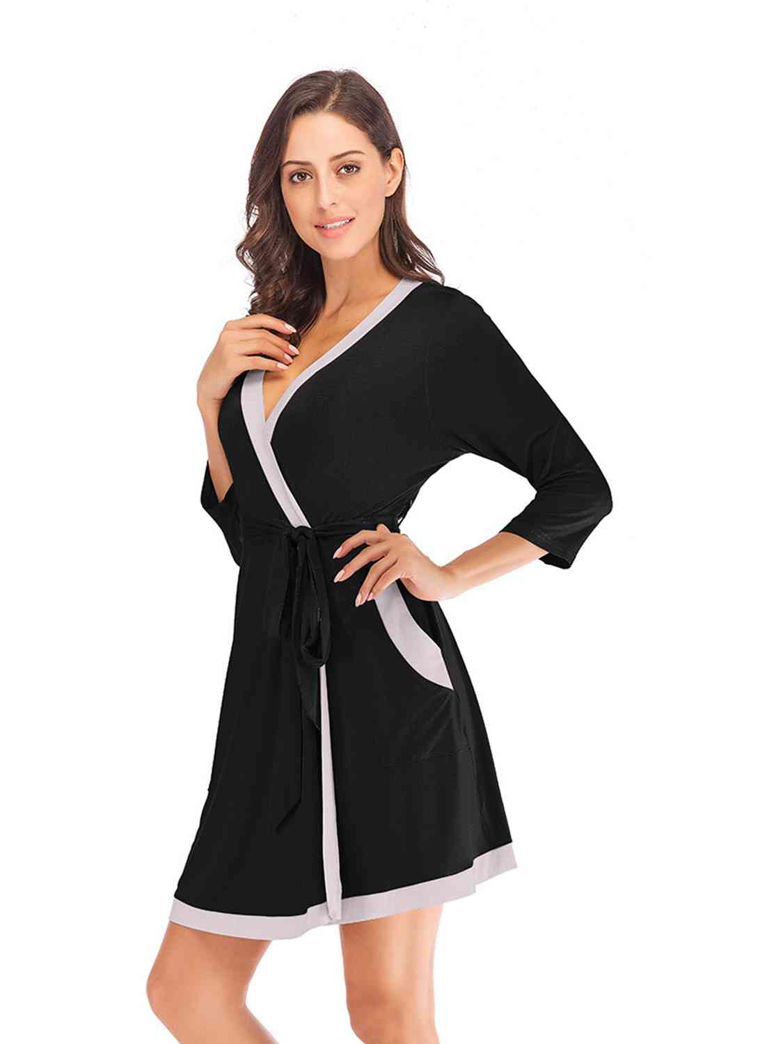 Robe à col surplis et poches à nouer à la taille