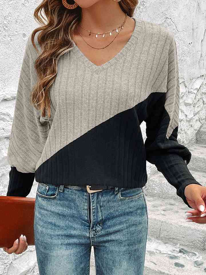 Blusa con cuello en V y botones en contraste