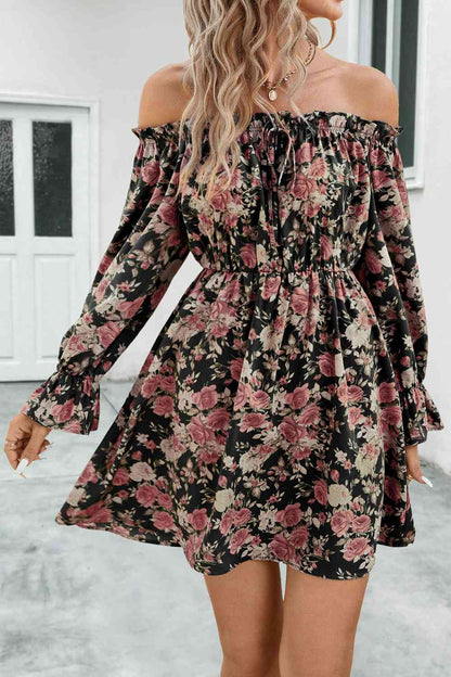 Vestido floral con hombros descubiertos y mangas con volantes