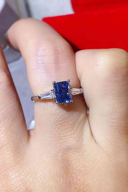 Anillo rectangular chapado en platino con moissanita de 1 quilate en azul