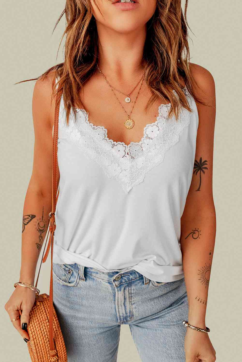 Top camisero con cuello en V y ribete de encaje de tamaño completo