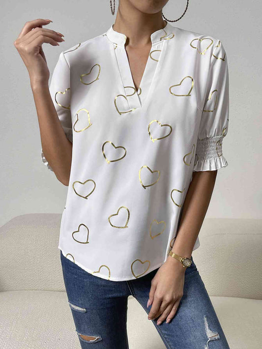 Blusa de media manga con cuello con muescas y estampado de corazones