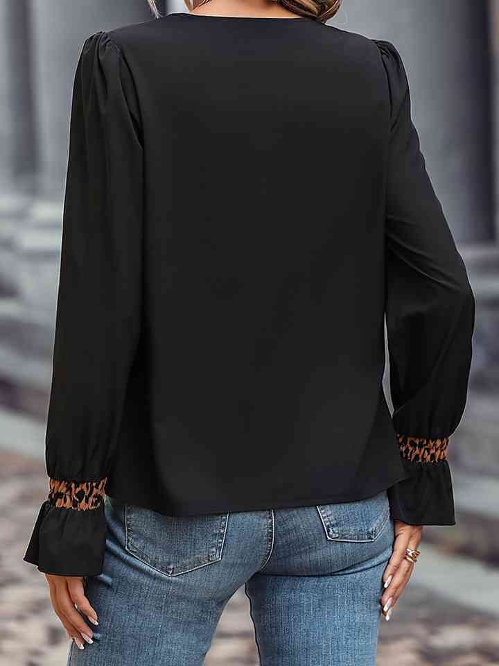 Blusa con cuello en V en contraste de leopardo