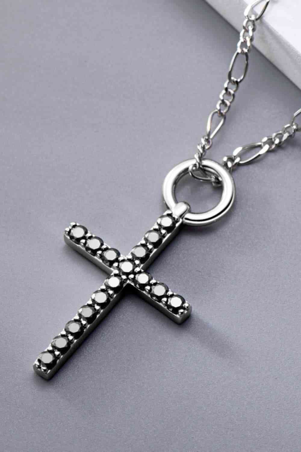 Collier plaqué platine avec pendentif croix moissanite