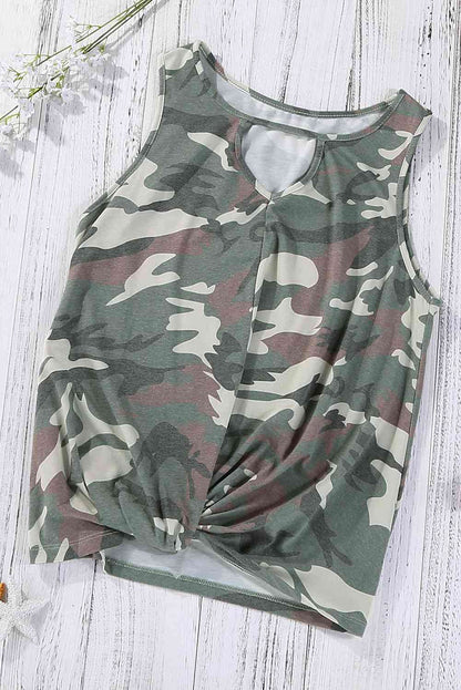 Camiseta sin mangas con detalle de dobladillo recortado y estampado de camuflaje