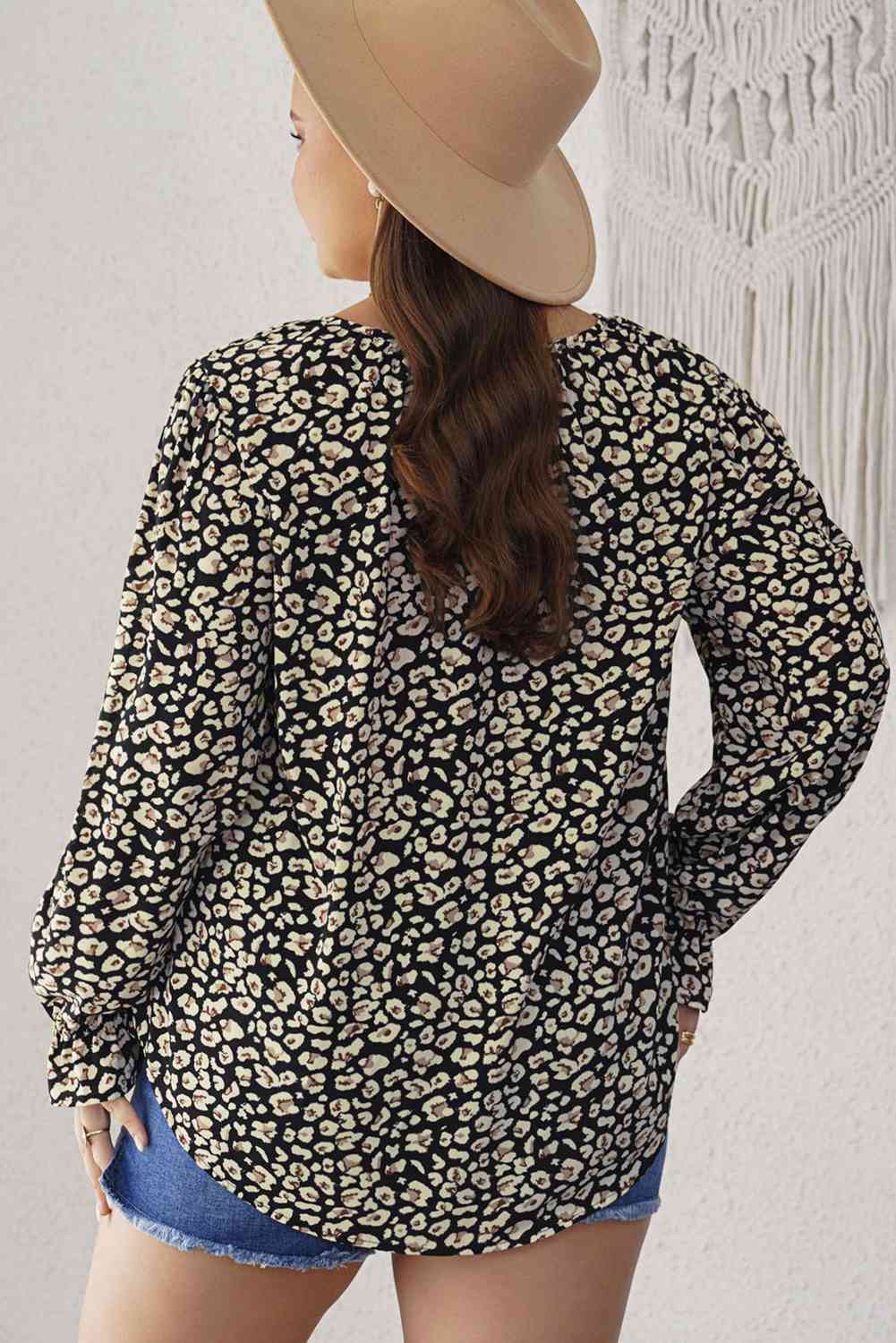 Blusa con cuello anudado y mangas con volantes florales de talla grande