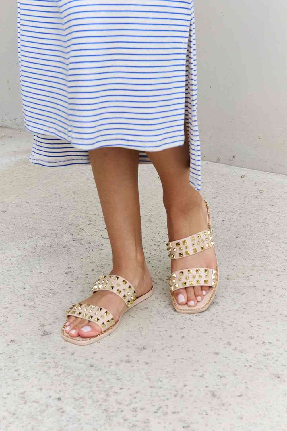 Sandalias de gelatina con tira doble y tachuelas de Forever Link