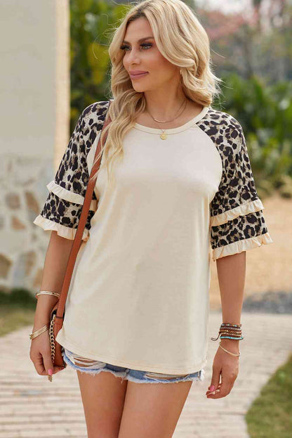 Top con volantes en contraste de leopardo