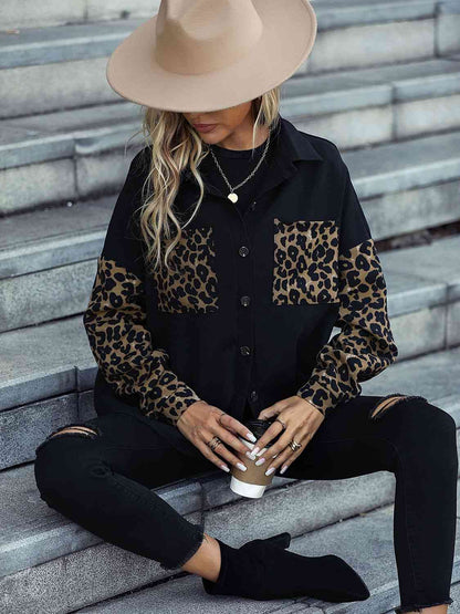 Chaqueta con hombros caídos y botones con estampado de leopardo