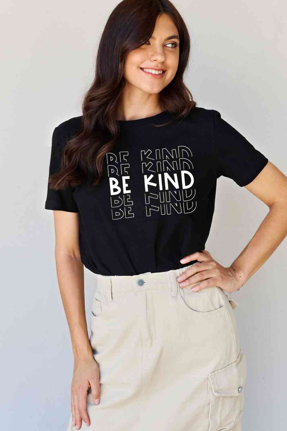 Camiseta gráfica BE KIND de tamaño completo de Simply Love