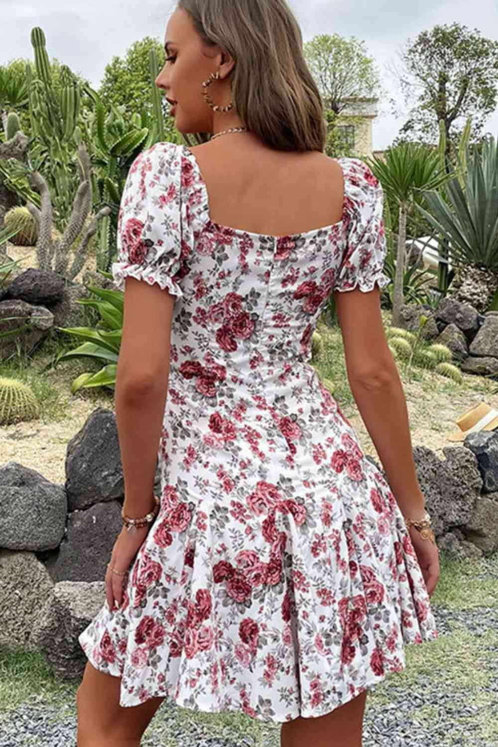 Robe plissée florale nouée sur le devant à volants