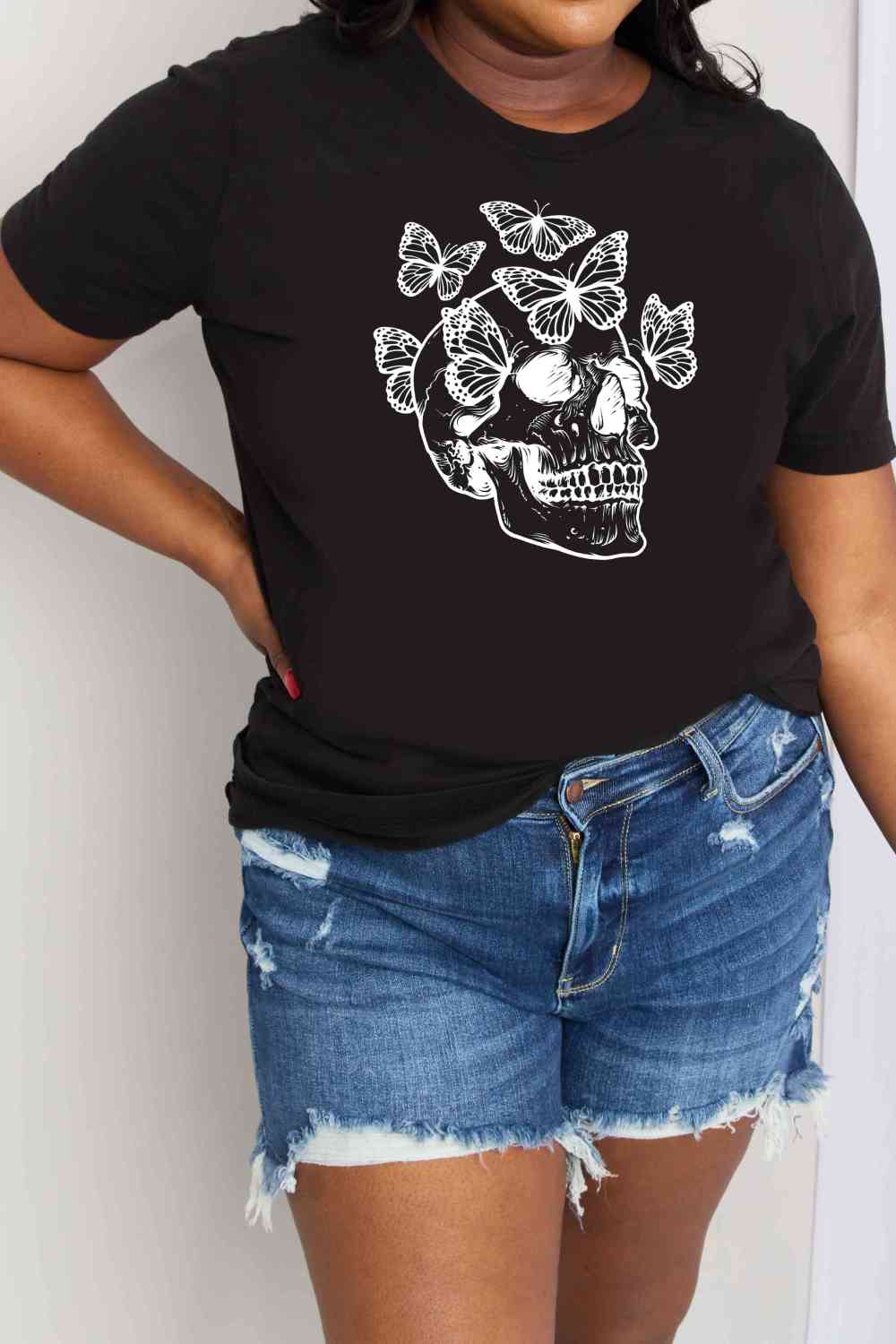 Camiseta de algodón con estampado de calavera y mariposa de tamaño completo de Simply Love