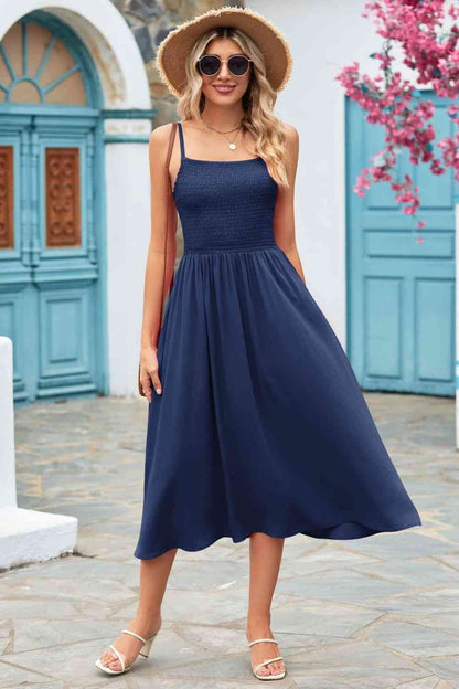 Robe midi smockée à bretelles fines