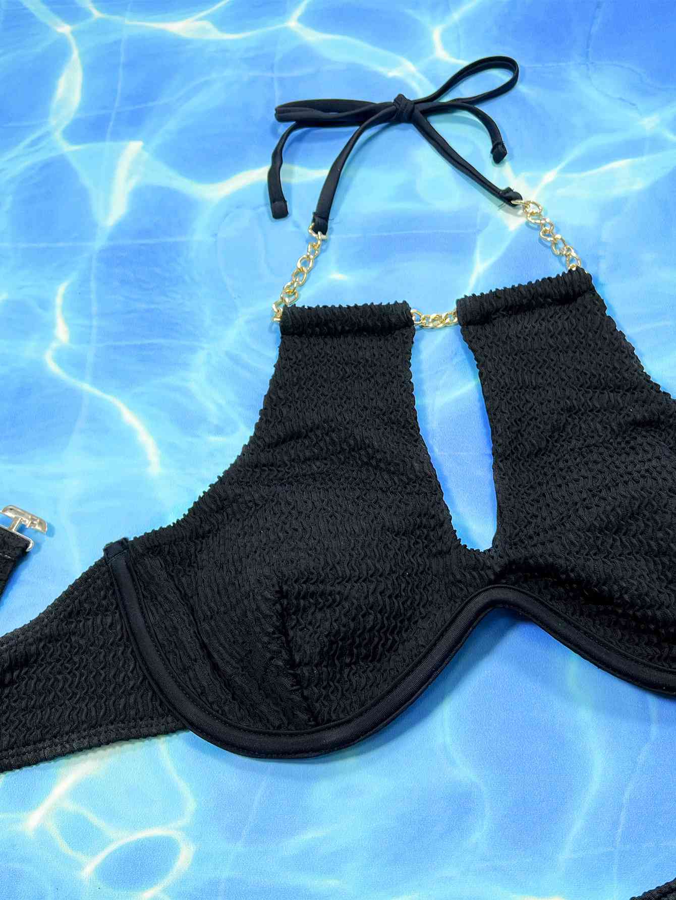 Conjunto de bikini de dos piezas con detalle de cadena y cuello halter