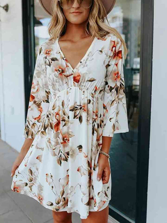 Vestido floral de manga tres cuartos con cuello en V